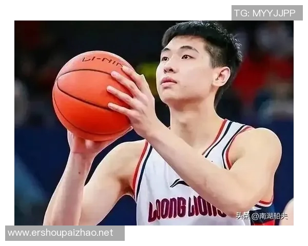 崔永熙为广东男篮助威，潮人眼镜格外吸眼球，球队找到锋线新答案！